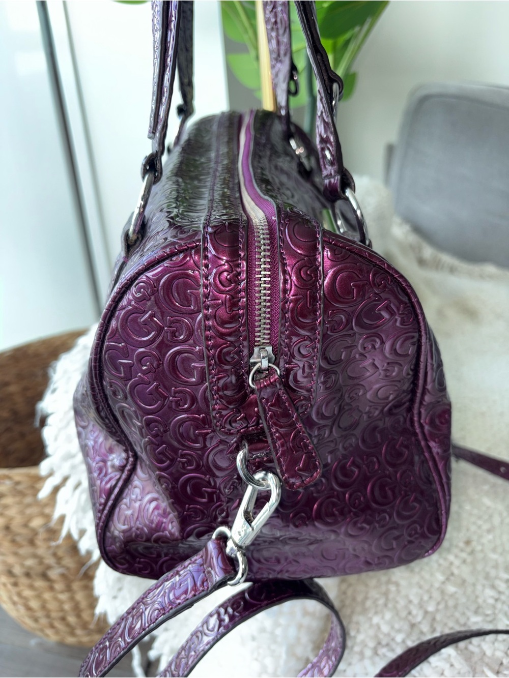 Vintage Y2K GUESS Plum Embossed G Monogram Bowler Satchel Shoulder Bag Purse - Picture 4 of 10